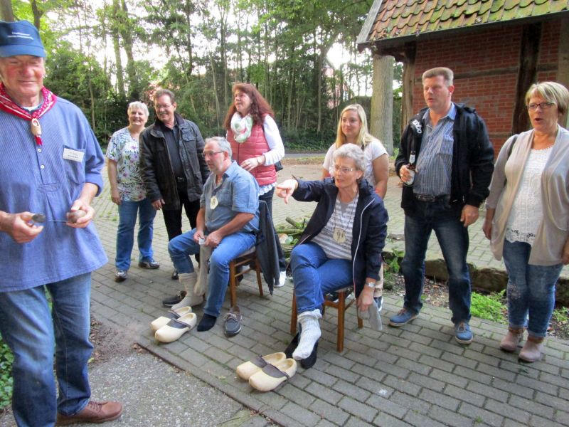 Blaue 2017-11.jpg - Aber auch hier zeigte der Kumpan vollen Einsatz und  wies seinen Vasallen den Weg.  Somit musste auch keiner in die Zelle, ......